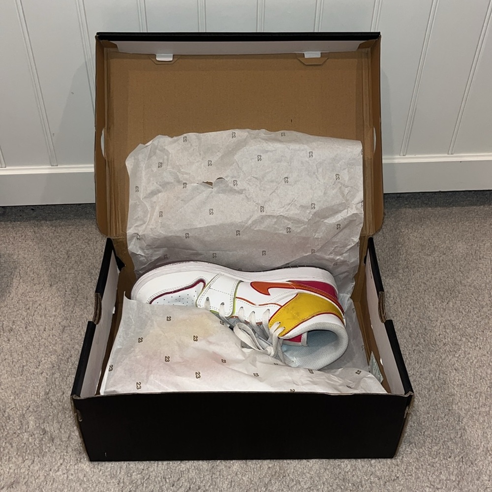 Air Jordan 1 Mid Edge Glow (GS) - Picture 9 of 14
